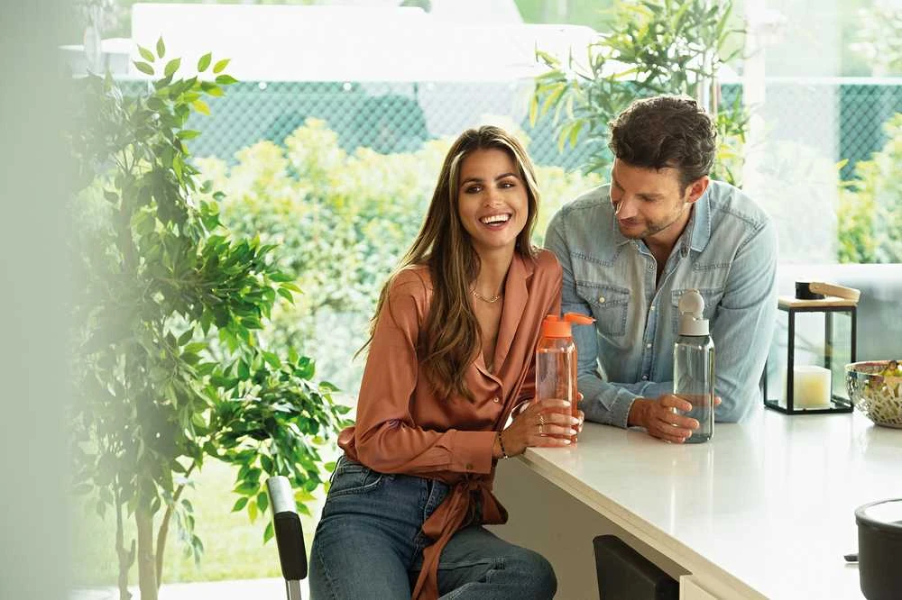 BergHOFF 0,75 l gertuvė - BPA-free, nepralaidi, iš Tritan plastiko su atlenkiamu dangteliu, tinkama visoms amžiaus grupėms ir veikloms