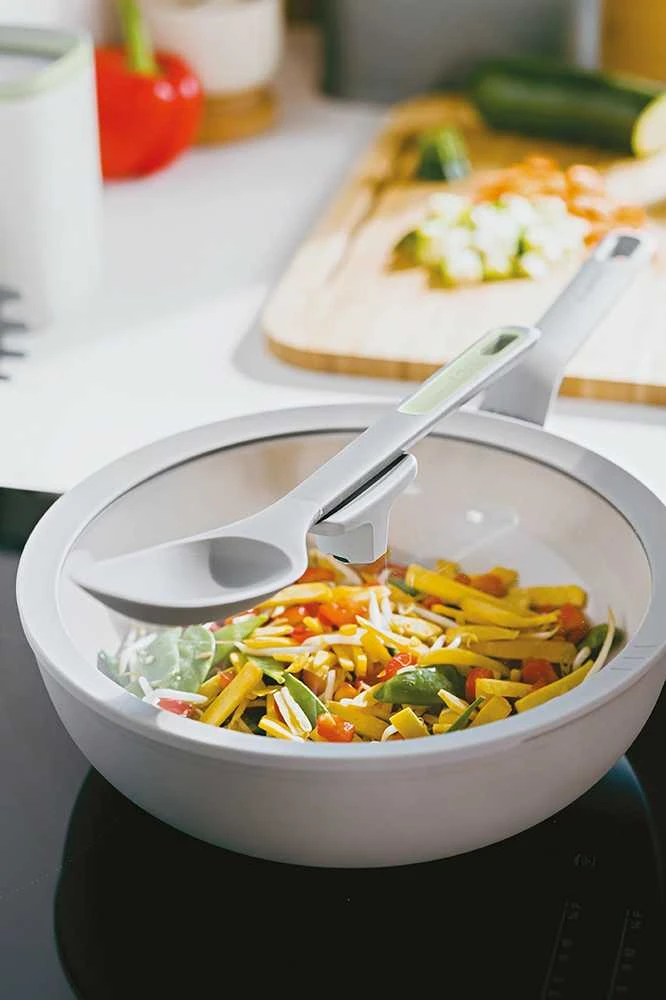 BergHOFF 28 cm wok keptuvė su dangčiu - Balance Moonmist maišymui keptuvė su stiklo dangčiu ir nupylimo funkcija