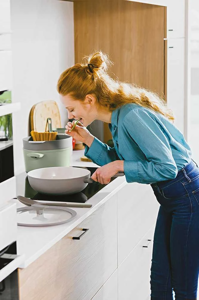 BergHOFF 28 cm wok keptuvė su dangčiu - Balance Moonmist maišymui keptuvė su stiklo dangčiu ir nupylimo funkcija