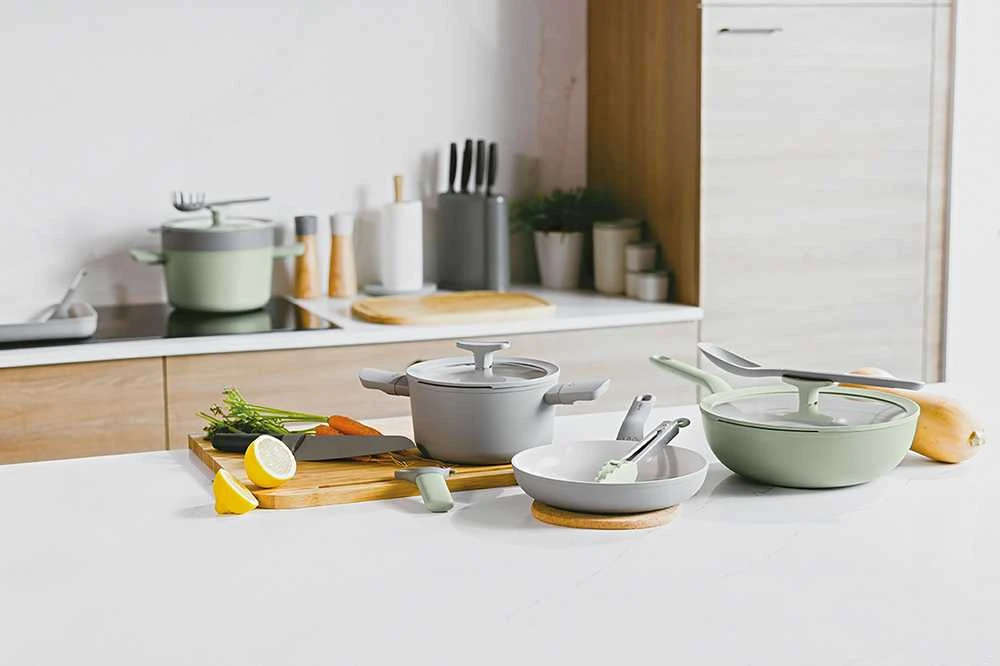 BergHOFF 28 cm wok keptuvė su dangčiu - Balance Sage su nepridegančia danga, dangtis su šaukšto laikikliu ir nupylimo anga