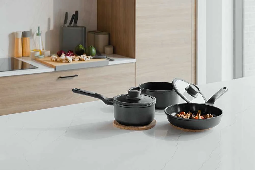BergHOFF 5 dalių puodų rinkinys - Uqonic Downdraft serija su nepridegančia danga ir stikliniu dangčiu su sieteliu