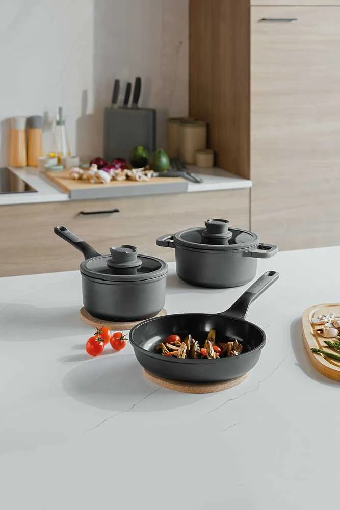 BergHOFF 5 dalių puodų rinkinys - Uqonic Downdraft serija su nepridegančia danga ir stikliniu dangčiu su sieteliu