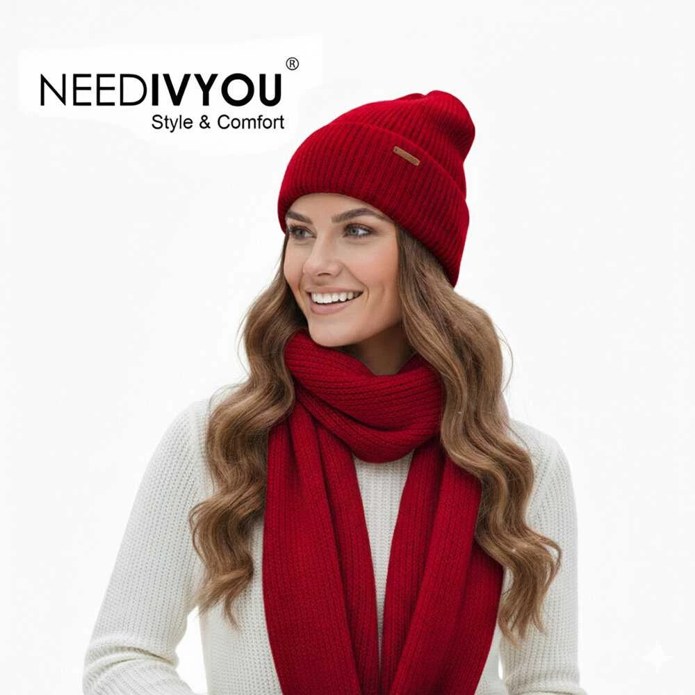 Kepurė NEEDIVYOU Komplektas pagamintas iš aukštos kokybės siūlų su merino vilna, užtikrinančia minkštumą liesti. Merino vilna reguliuoja temperatūrą – ji išlaiko šilumą, kai reikia, ir leidžia odai kvėpuoti.