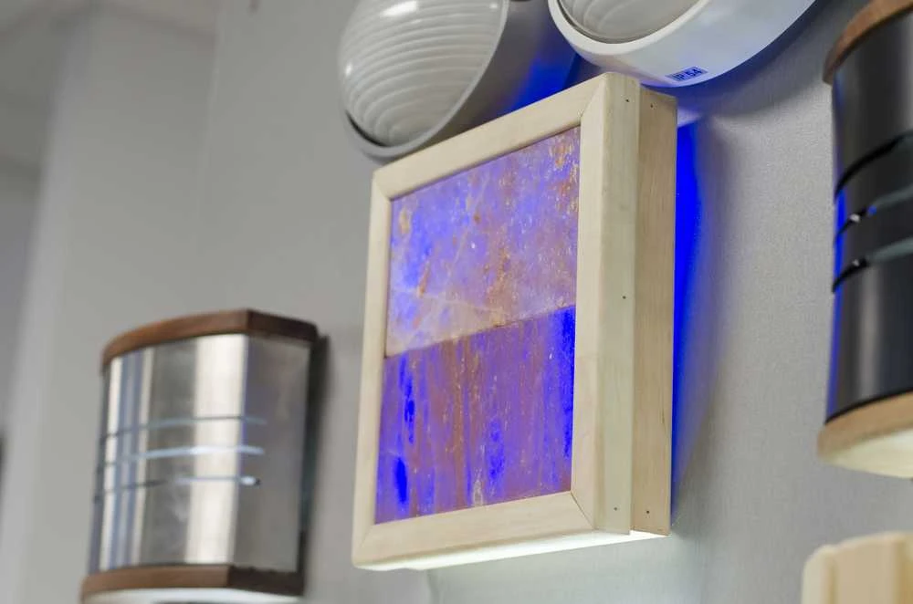 Sieninis šviestuvas Poilsio Sprendimai Himalajų druskos šviestuvas su LED spalvotu apšvietimu, juodalksnio mediena