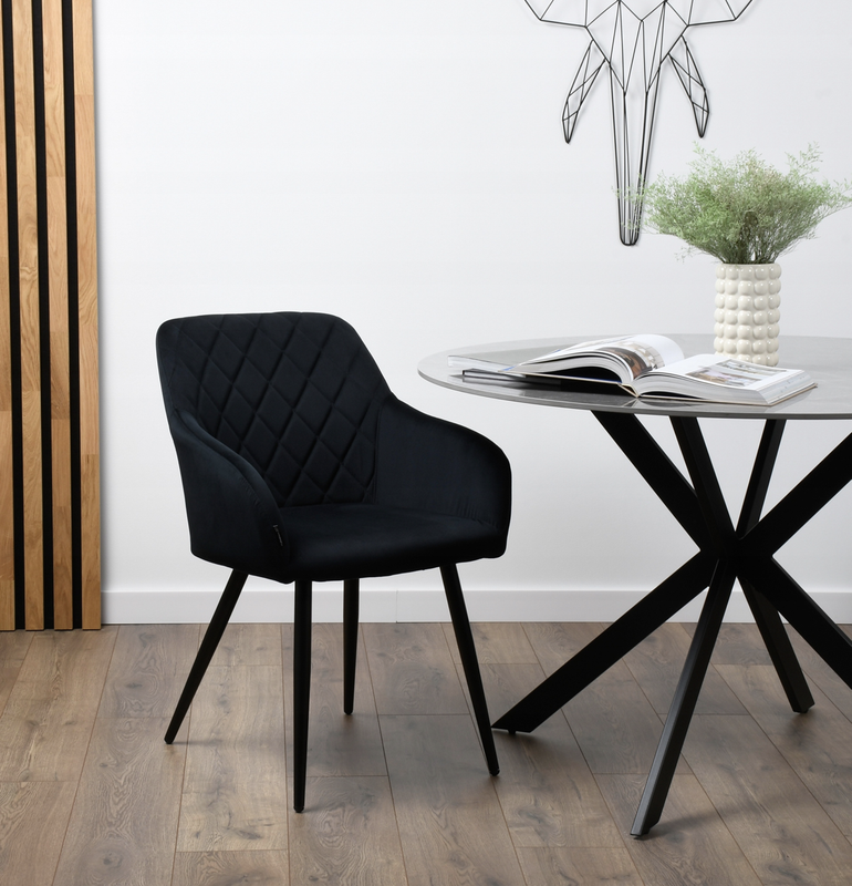 Exito Design Juodas veliūrinis krėslas Milton – stilius ir komfortas jūsų namams