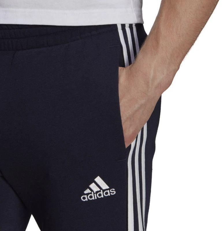 Adidas Essentials Vyriškos siaurėjančios kelnės su 3 juostelėmis GK8977