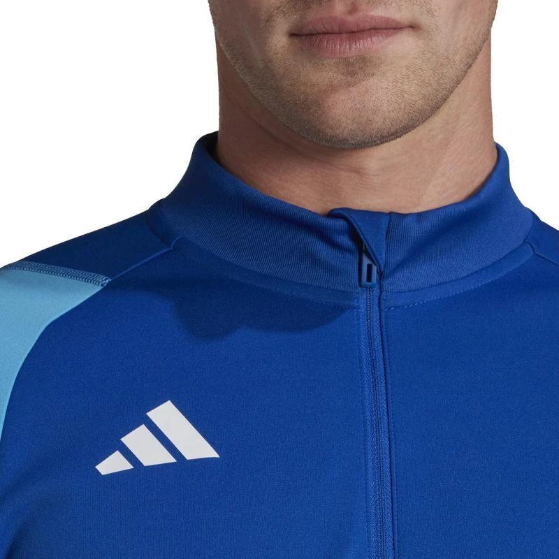 Adidas Tiro 23 Competition Training Top M HU1309 |” Pasiruoškite varžyboms su „Adidas Tiro 23 Competition“ treniruočių viršutine dalimi. Sukurta atlikti treniruočių metu, ši viršutinė dalis pasižymi drėgmę sugeriančia „AEROREADY“ technologija, kur