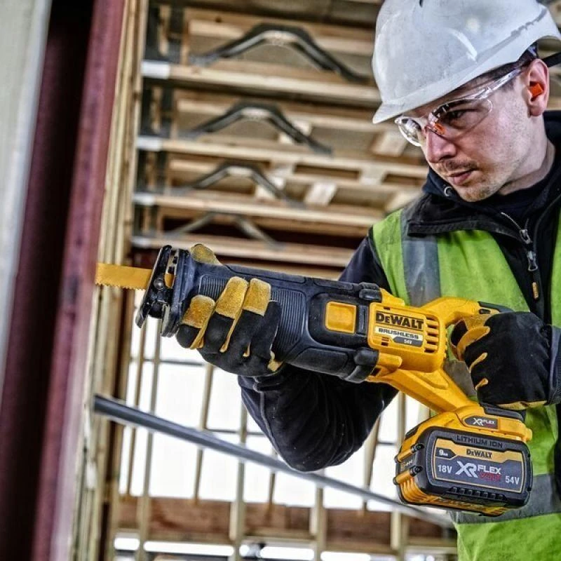 DEWALT.tiesinis pjūklas 54V FV DCS389NT