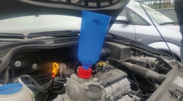 Alyvos piltuvas su bajonetiniu adapteriu, skirtas VAG, „Mercedes-Benz“, BMW, „Porsche“ ir „Volvo“ (8899)