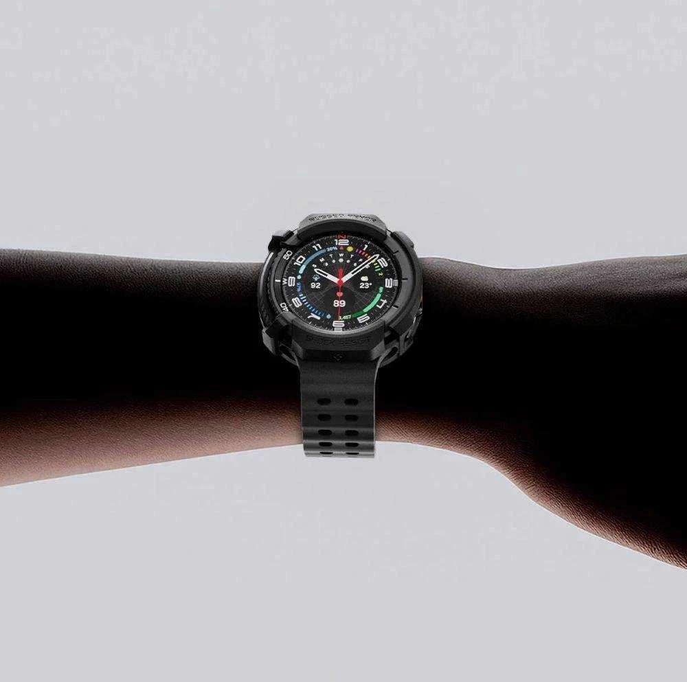 „Spigen Rugged Armor“, matinis juodas - „Galaxy Watch 8 Classic“ (46 mm)