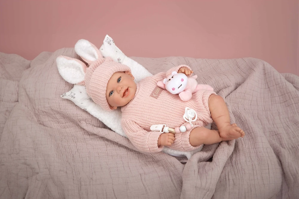 Arias Reborn lėlė Lucia 45 cm – rankų darbo, rožiniai megzti rūbai