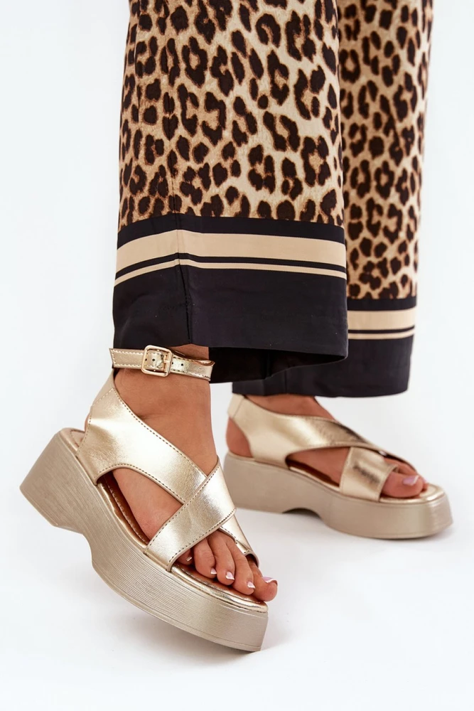 Auksinės basutės su kulnu Step in style