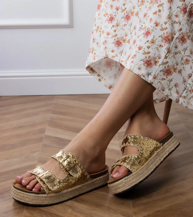 Auksinės espadrilės šlepetės moterims su sagtelėmis