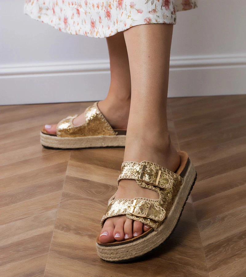 Auksinės espadrilės šlepetės moterims su sagtelėmis