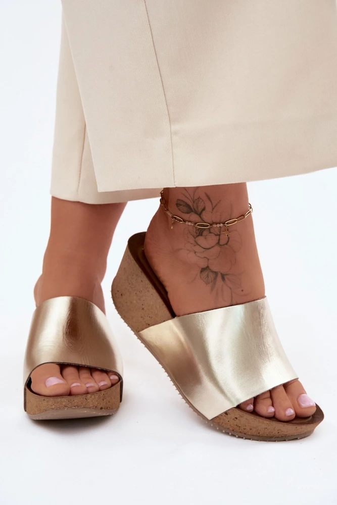 Aukso spalvos basutės ant platformos Step in style