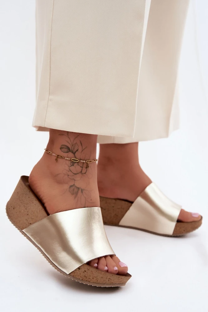 Aukso spalvos basutės ant platformos Step in style