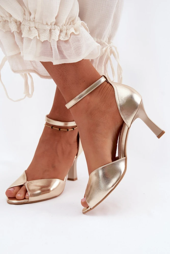 Aukso spalvos basutės su kulnu Step in style