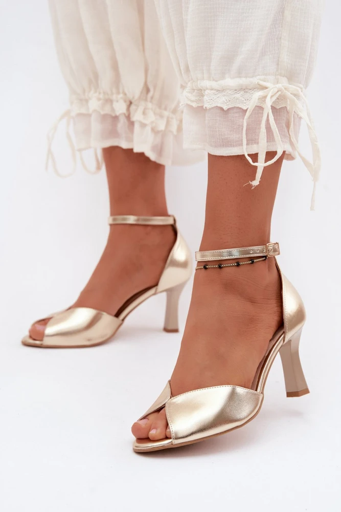 Aukso spalvos basutės su kulnu Step in style