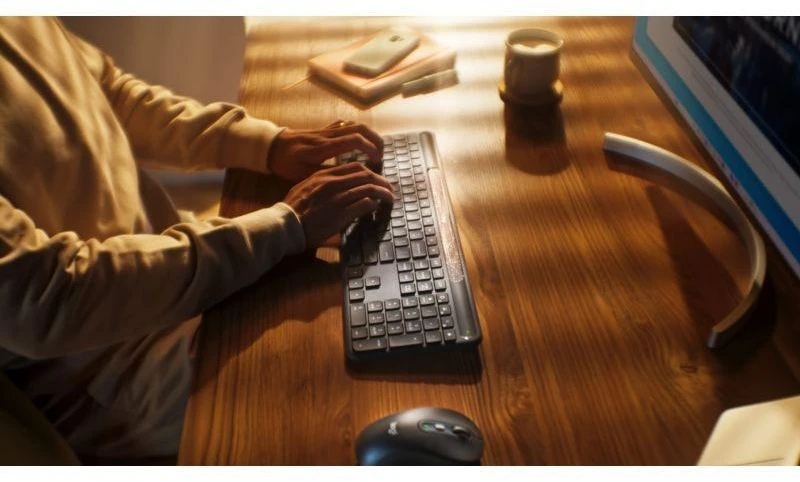 Ausinės Belaidė klaviatūra Logitech Signature Slim Solar+ K980, universali, RF ir Bluetooth ryšys, QWERTY UK International išdėstymas, grafito spalva