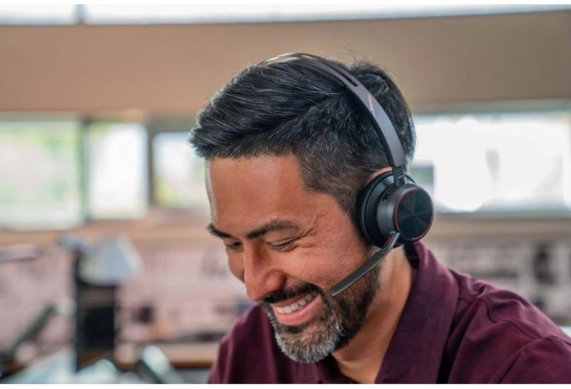 „Hewlett Packard“ (HP) HP „Poly Voyager Focus 2 USB-C BT“ ausinės + USB-C/A adapteris + įkrovimo stovas