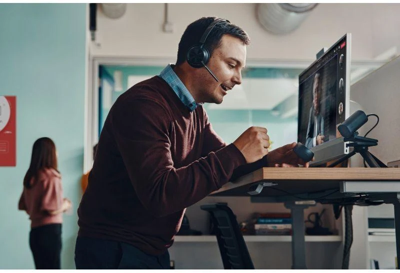 „Hewlett Packard“ (HP) HP „Poly Voyager Focus 2 USB-C BT“ ausinės + USB-C/A adapteris + įkrovimo stovas