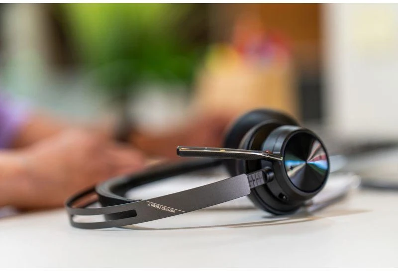 „Hewlett Packard“ (HP) HP „Poly Voyager Focus 2 USB-C BT“ ausinės + USB-C/A adapteris + įkrovimo stovas