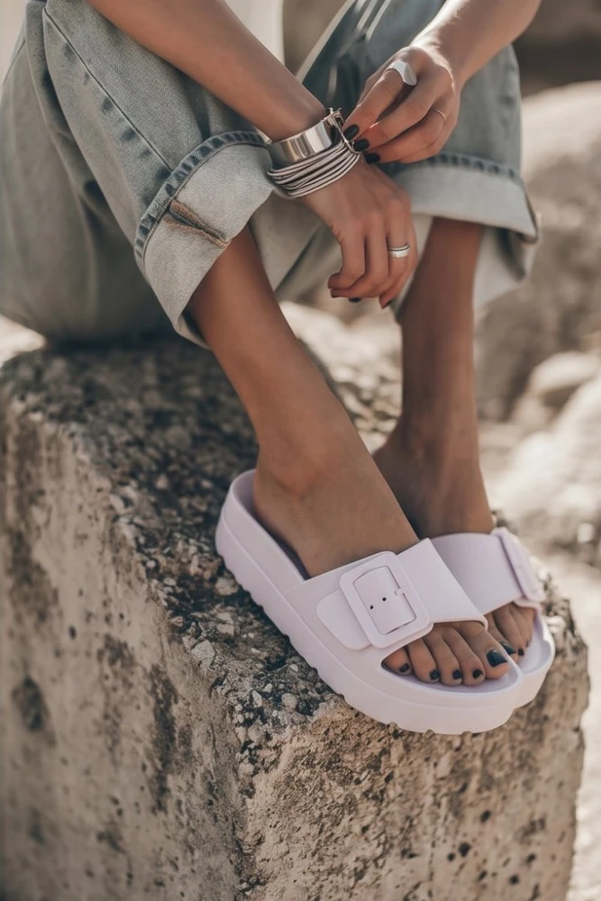 Balta moteriškų putplasčio platformos šlepetė su sagtimi