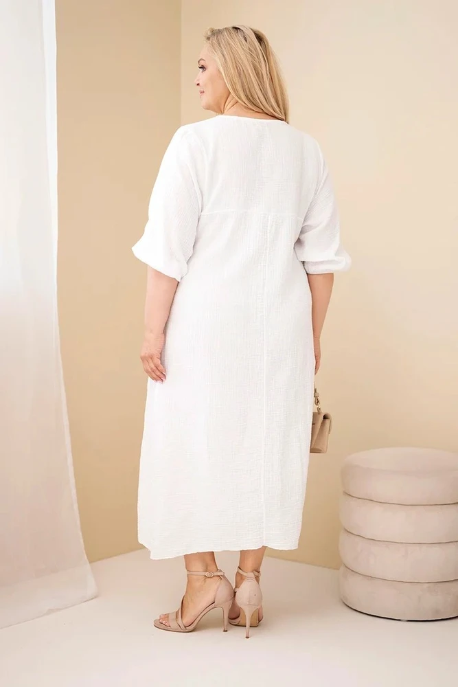 Balta Plus Size medvilninė muslino suknelė su V formos iškirpte