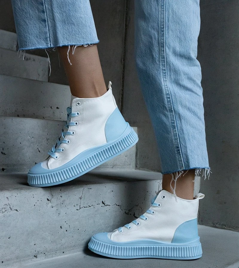 balti ir mėlyni kedai ant platformos Terri