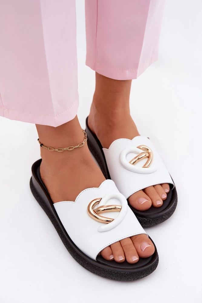 Baltos basutės su dekoratyvine detale Step in style