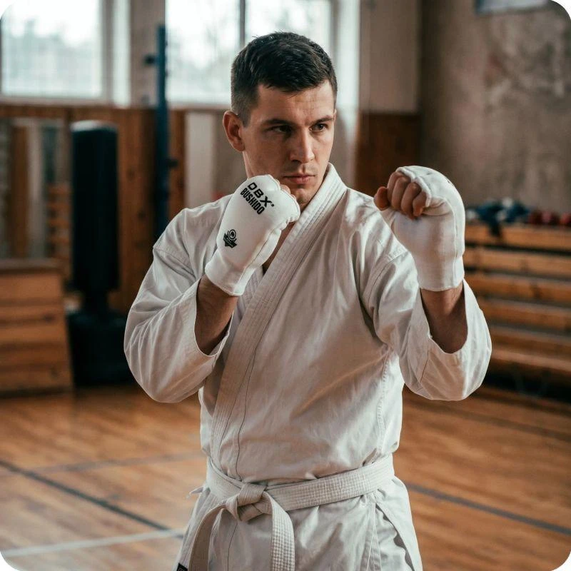 Baltosios karatė pirštinės DBX Bushido DBX-KM