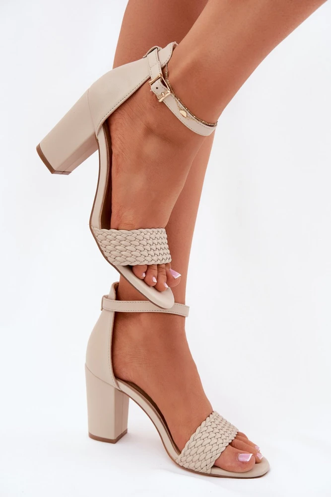 Basutės su kulnu ir pynuota juostele Step in style