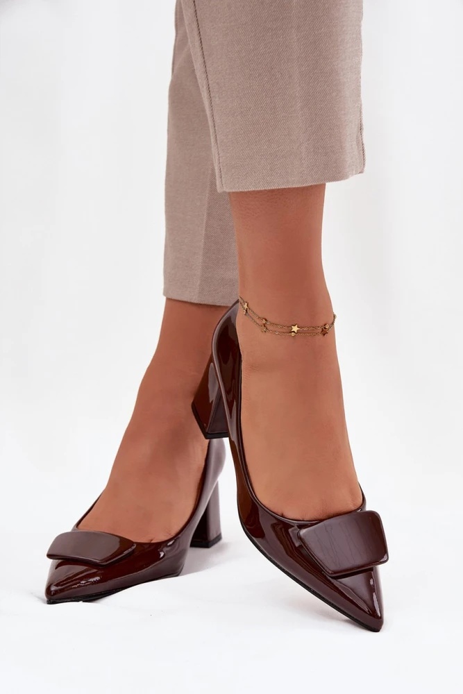 Bordo spalvos aukštakulniai bateliai su dekoratyvine detale Step in style