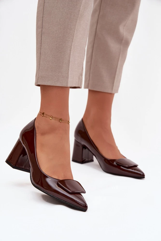 Bordo spalvos aukštakulniai bateliai su dekoratyvine detale Step in style