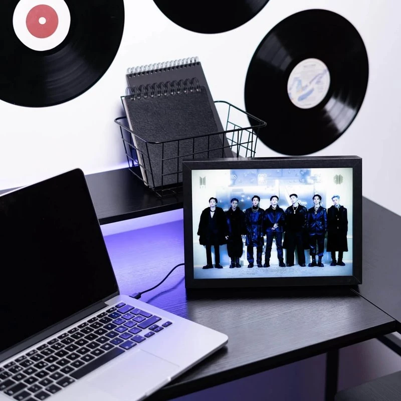 BTS - dekoratyvus rėmelis su LED apšvietimu