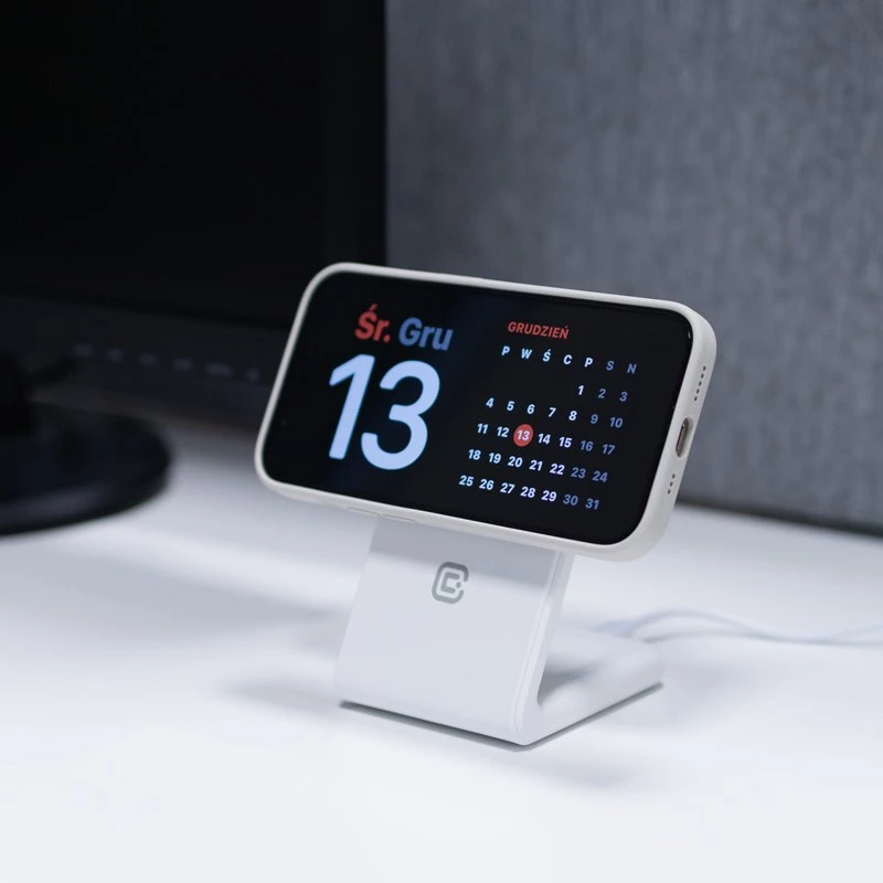 „Crong MagSpot Pivot“ stovas – „MagSafe“ įkroviklis, skirtas „Apple iPhone“, „Apple Watch“ ir „AirPods“ ausinėms, „Snow“ baltos spalvos