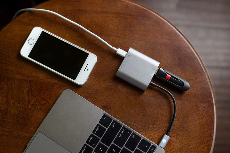 Kanex USB-C VGA adapteris su įkrovimu