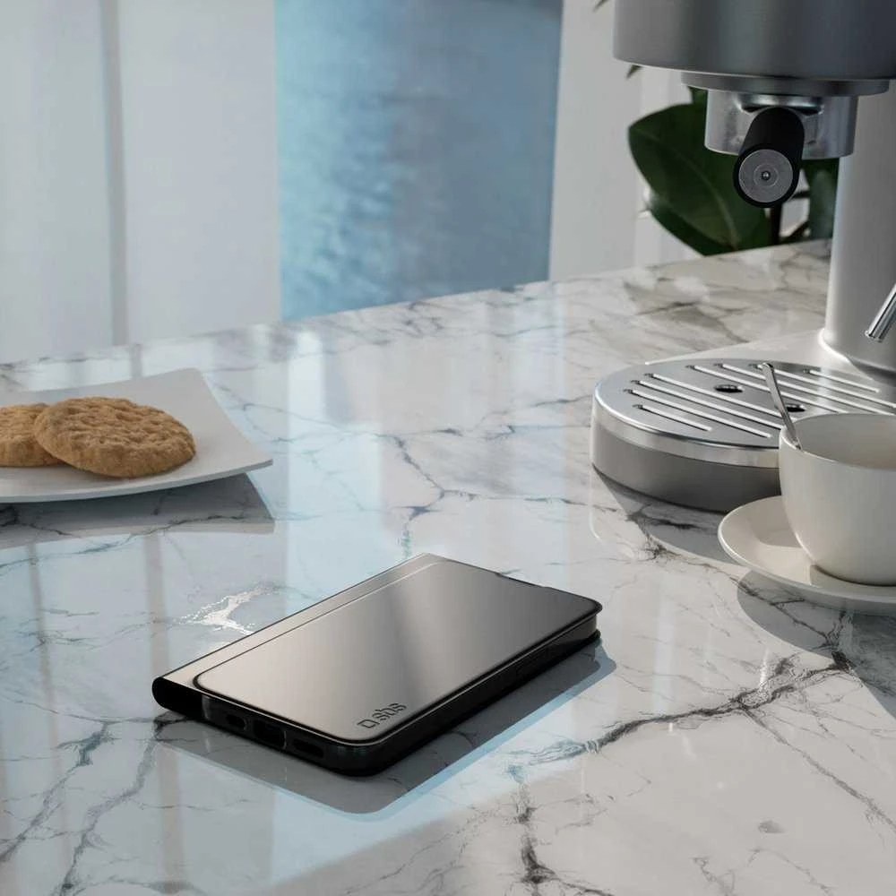 Apple SBS dėklas „Wallet Smooth“, skirtas iPhone 16e / 17e, su atlenkimu - Juodas