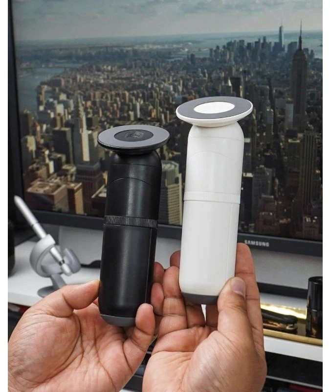 Dėklas STM MagPod - Apple iPhone TriPod su MagSafe Compatibility - juodas