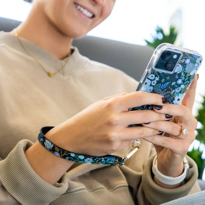 Dėklas Rifle Paper „Rifle“ popierinė telefono apyrankė – universali telefono virvelė „Garden Party Mėlyna“