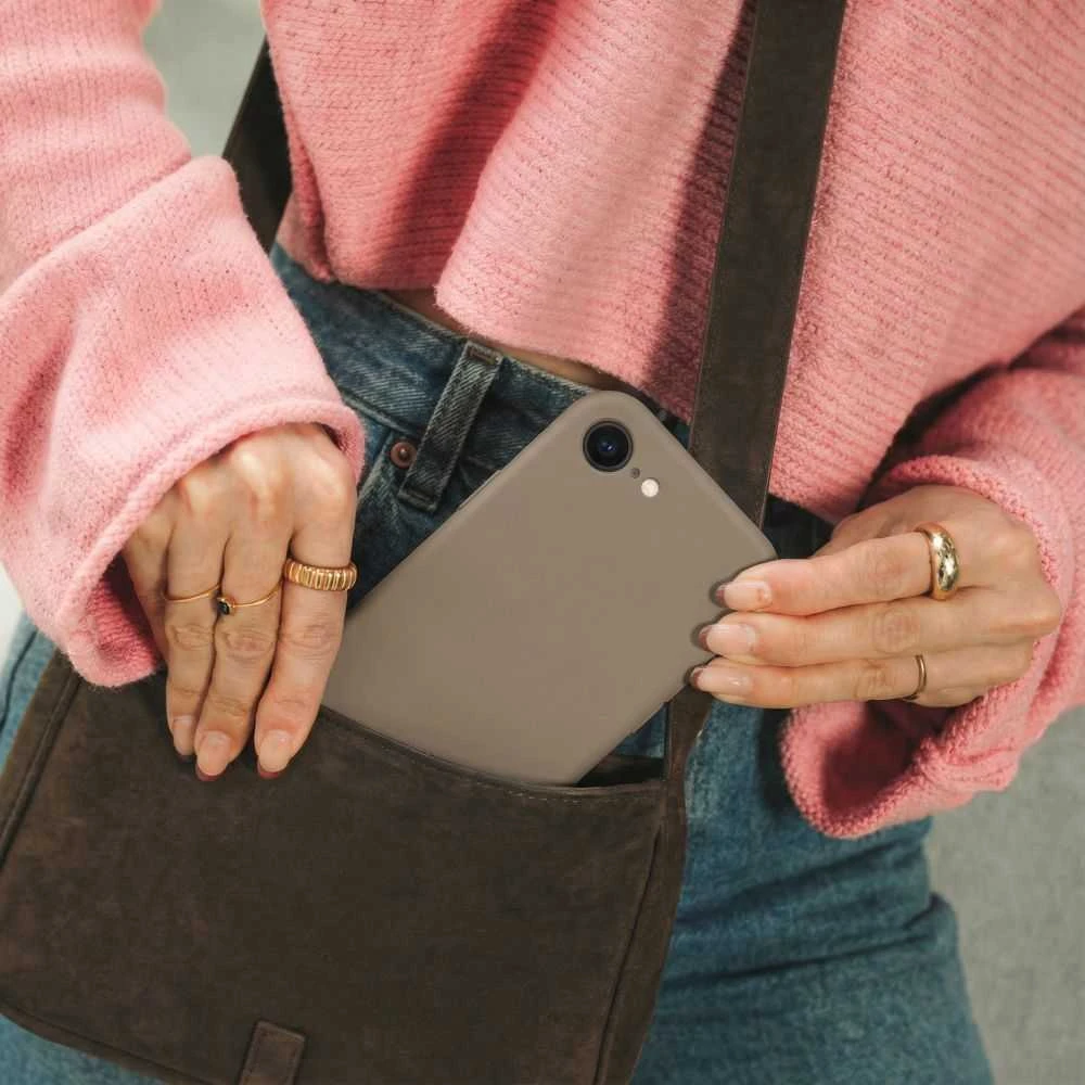 „Tech-Protect“ silikoninis „MagSafe“ dėklas, skirtas „iPhone 16e“ / „17e“ – rudas