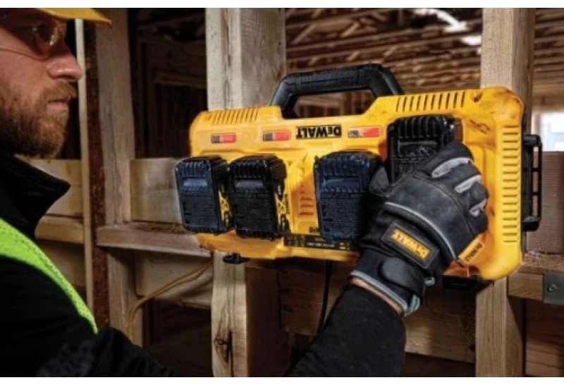 DEWALT keturvietis Įkroviklis DCB104 XR 8A