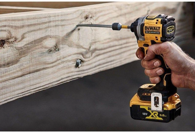 Akumuliatorinis smūginis suktuvas DEWALT 18V DCF850NT-XJ su lagaminu TSTAK be akumuliatoriaus ir kroviklio