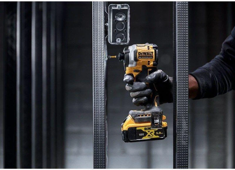 Akumuliatorinis smūginis suktuvas DEWALT 18V DCF850NT-XJ su lagaminu TSTAK be akumuliatoriaus ir kroviklio