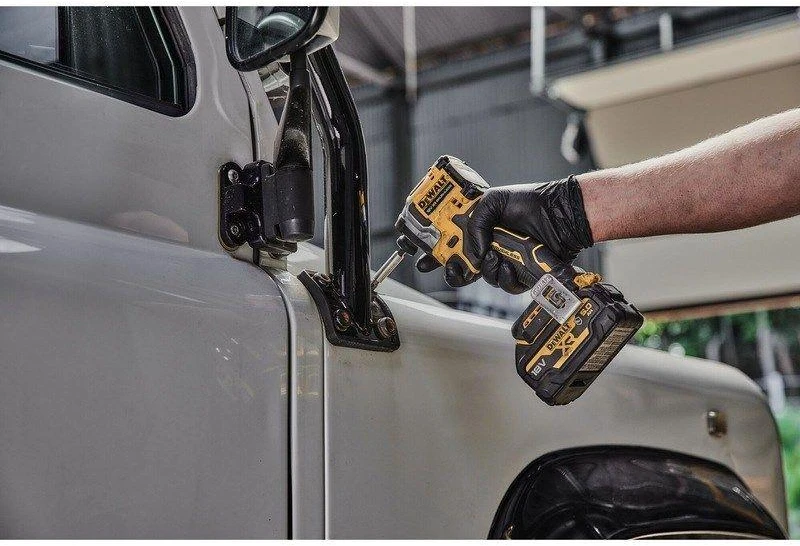 Akumuliatorinis smūginis suktuvas DEWALT 18V DCF850NT-XJ su lagaminu TSTAK be akumuliatoriaus ir kroviklio