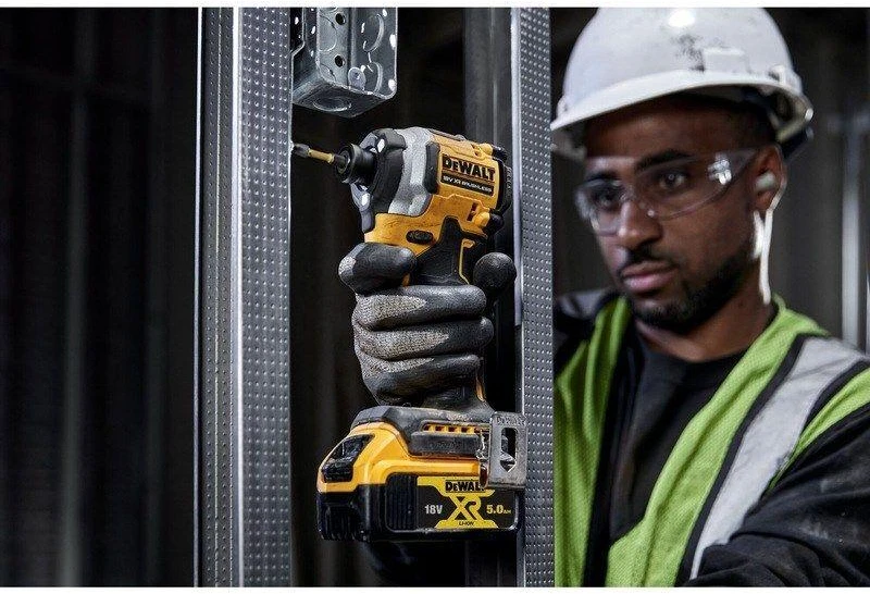 Akumuliatorinis smūginis suktuvas DEWALT 18V DCF850NT-XJ su lagaminu TSTAK be akumuliatoriaus ir kroviklio
