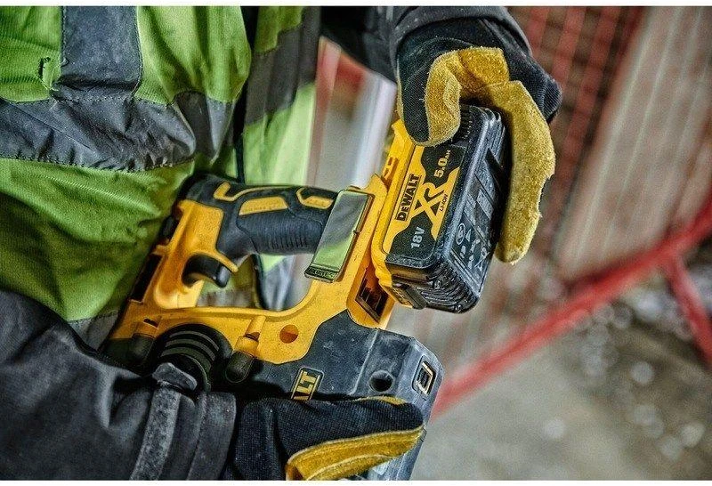 DEWALT SDS-PLUS GRĘŽIMO KJŪKAS 18V 2.1J 2 x 5.0Ah XR LI-ION BE šepetėlių + LAIKIKLIS DCH274P2T