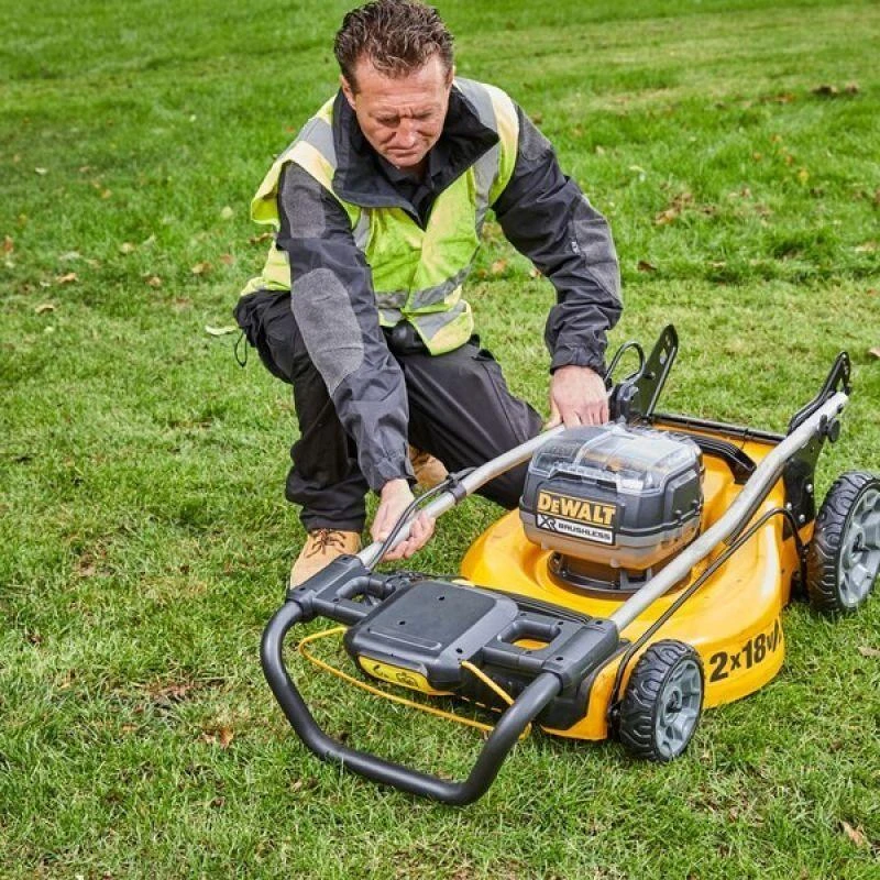 Akumuliatorinė vejapjovė DeWalt DCMW564P2; 2x18 V; 2x5,0 Ah akum.