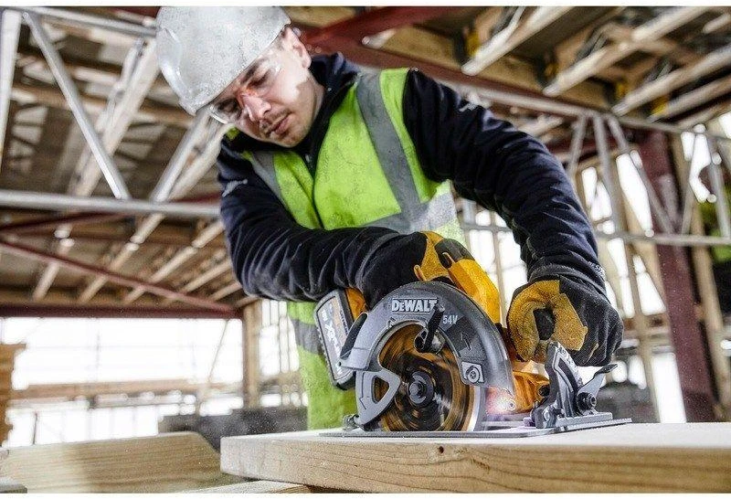 Akumuliatorinis diskinis pjūklas DeWalt FlexVolt DCS578NT-XJ; 54 V (be akumuliatoriaus ir pakrovėjo)