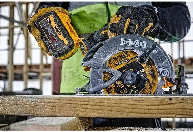 Akumuliatorinis diskinis pjūklas DeWalt FlexVolt DCS578NT-XJ; 54 V (be akumuliatoriaus ir pakrovėjo)